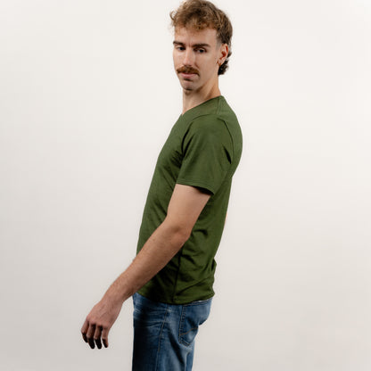 Merino Herren Shirt mit V-Ausschnitt Frontansicht von Tom Fyfe in Waldgruen 