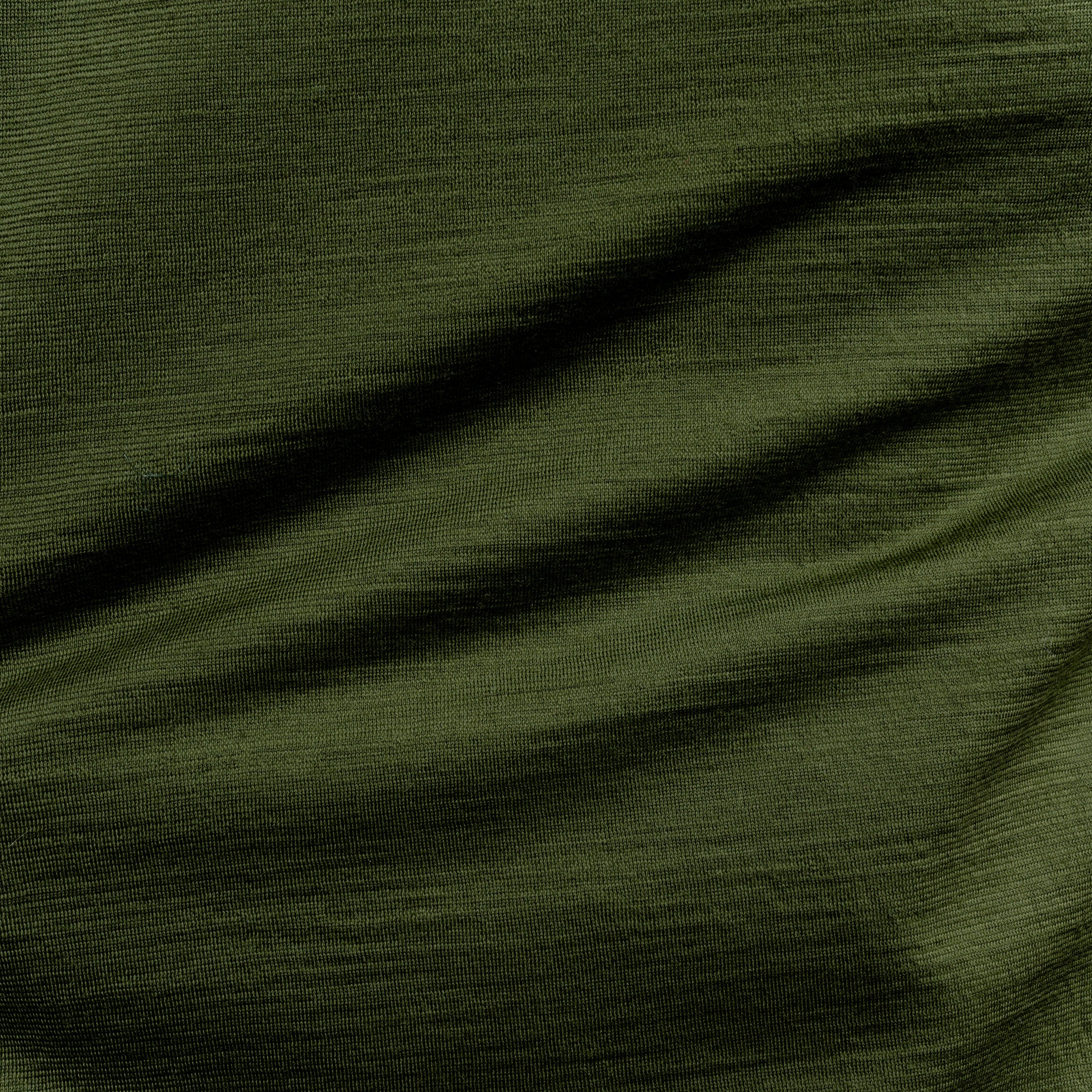 Merino Herren Shirt mit V-Ausschnitt Frontansicht von Tom Fyfe in Waldgruen 