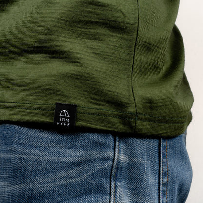 Merino Herren Shirt mit V-Ausschnitt Frontansicht von Tom Fyfe in Waldgruen 