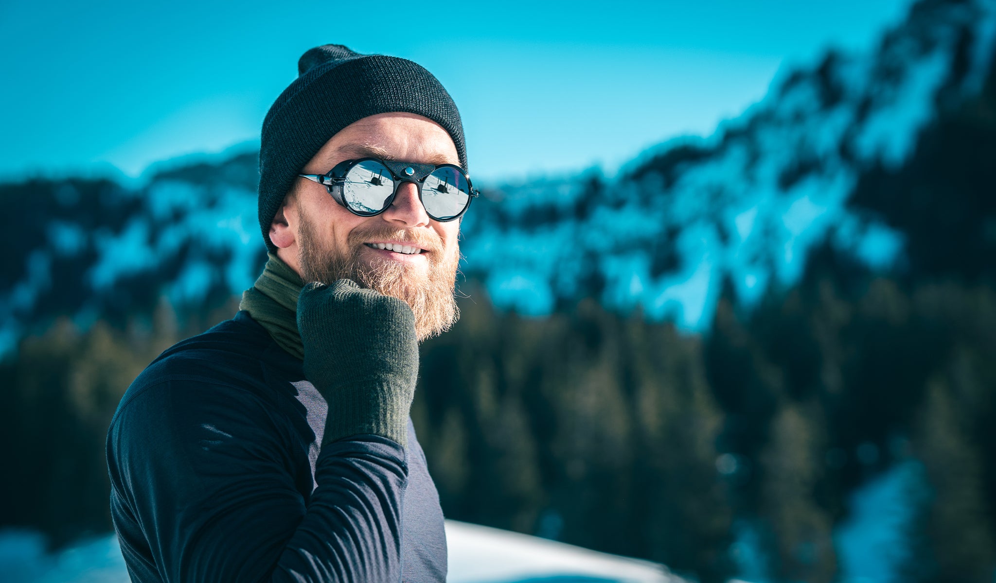 Mann in Unterwäsche und Accessoires von TOM FYFE für den Winter 2025