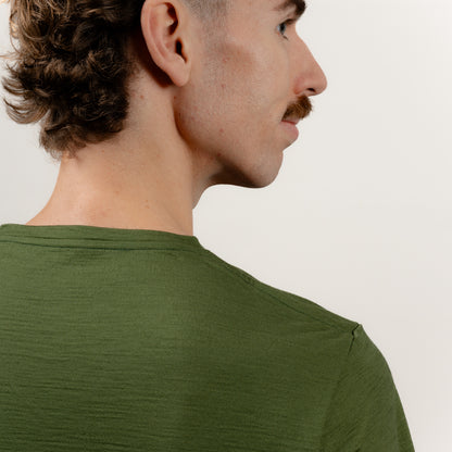 Merino Herren Shirt mit V-Ausschnitt Frontansicht von Tom Fyfe in Waldgruen 