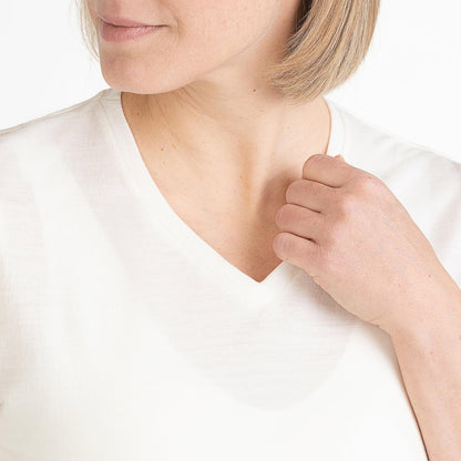 Merino Damen Shirt mit V-Ausschnitt von TOM FYFE in Wollweiss 200 Frontansicht Nahaufnahme 