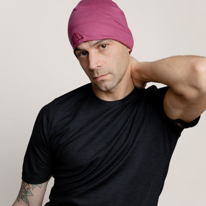Männliches Model mit Merino Beanie Muetze von Tom Fyfe in Brombeere 