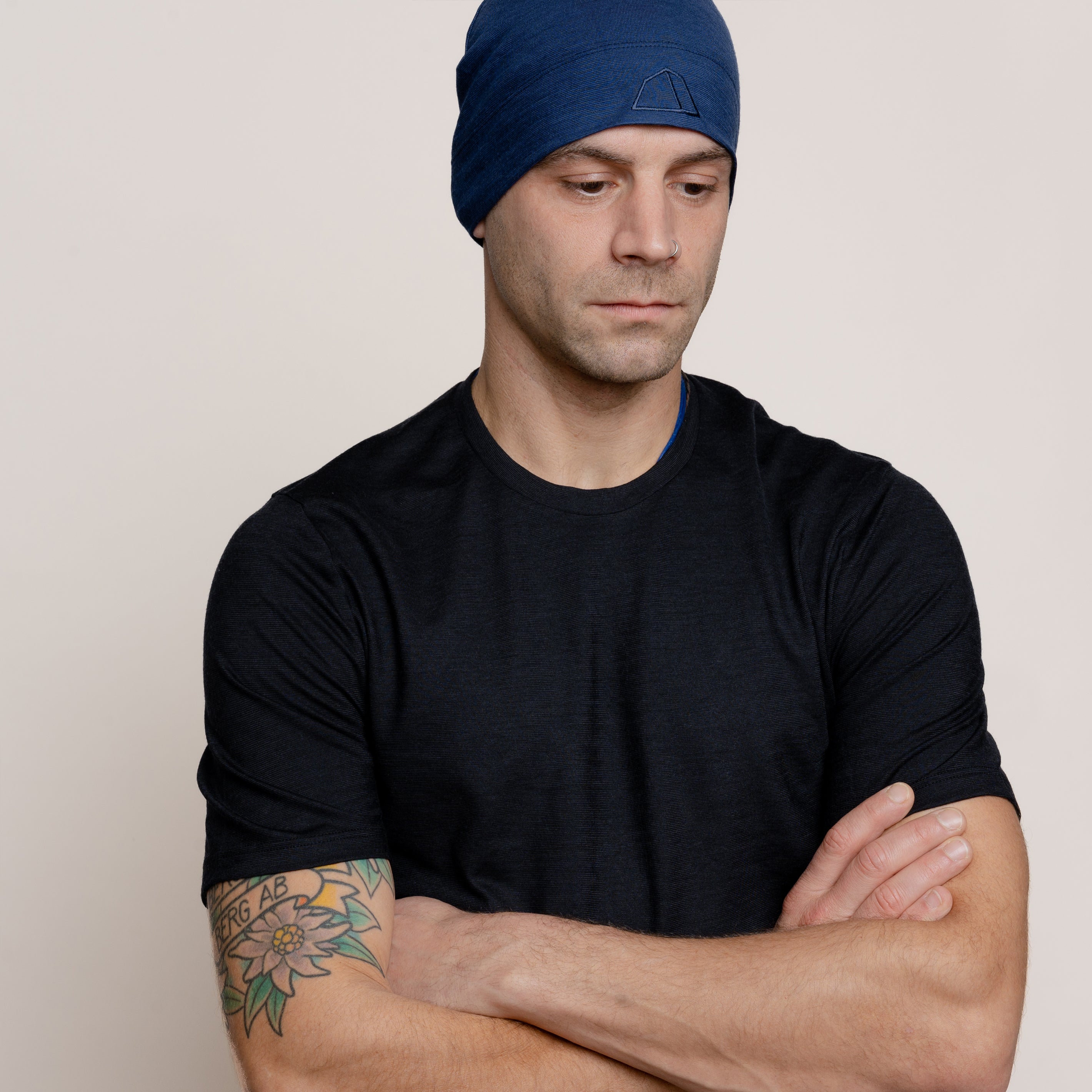 Männliches Model mit Merino Beanie Muetze von Tom Fyfe in Marineblau #farbe_marine