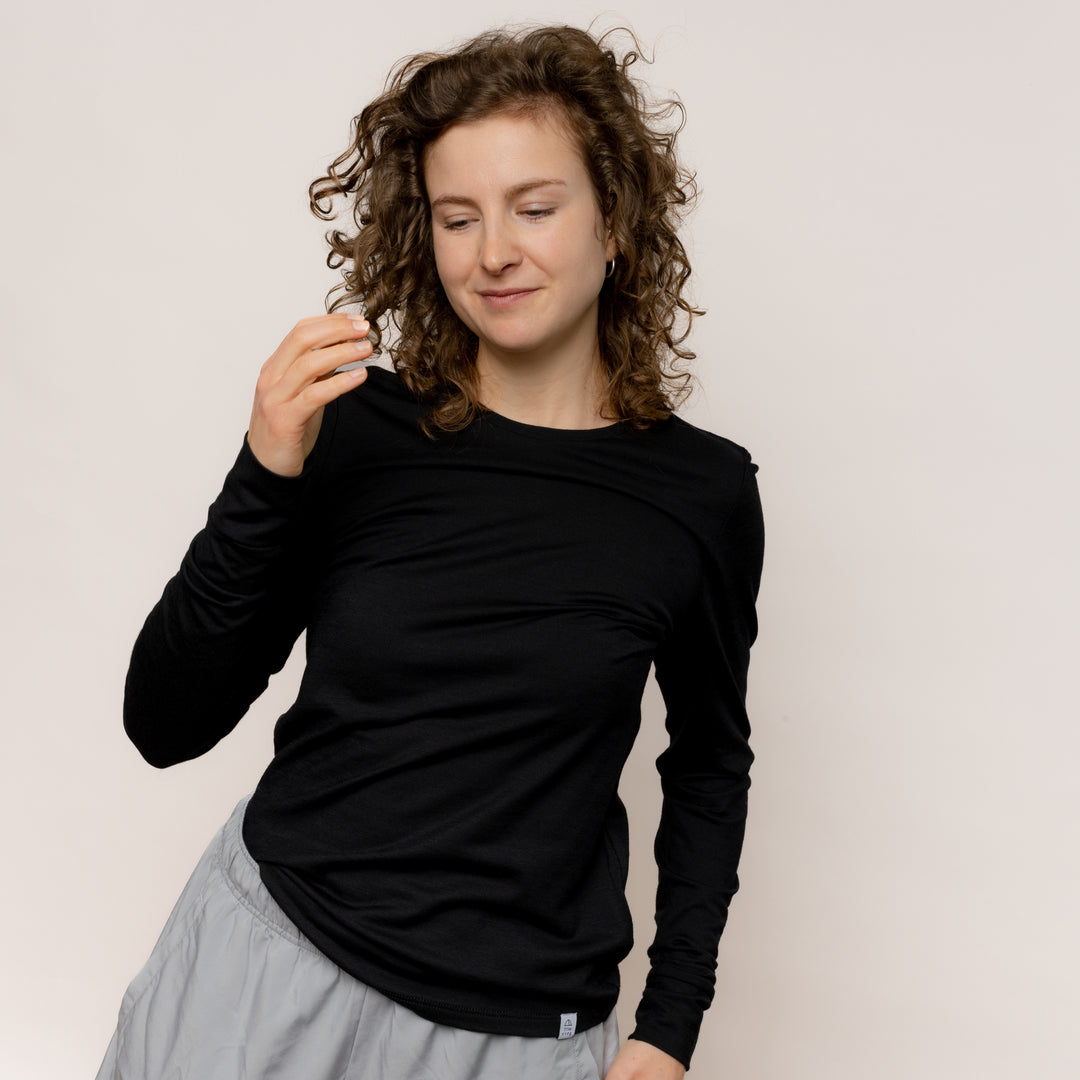 Model mit Merino Damen Longsleeve Frontansicht von Tom Fyfe in Schwarz #farbe_schwarz