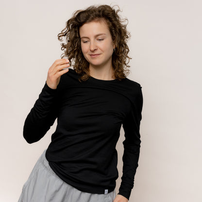 Model mit Merino Damen Longsleeve Frontansicht von Tom Fyfe in Schwarz 