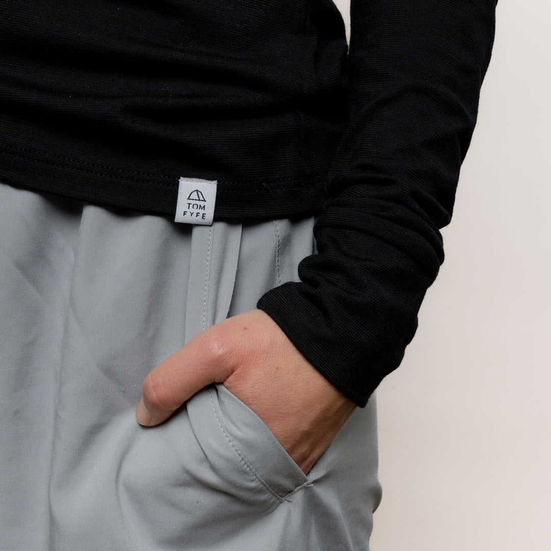 Merino Damen Langarmshirt Label  Nahaufnahme von Tom Fyfe in Schwarz #farbe_schwarz