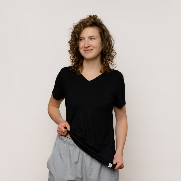 Model mit Merino Damen Shirt mit V-Ausschnitt Aermel von Tom Fyfe in Schwarz #farbe_schwarz