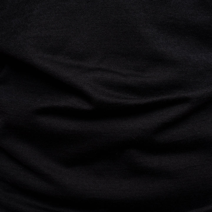 Merino Damen Shirt mit V-Ausschnitt Nahaufnahme Tom Fyfe in Schwarz #farbe_schwarz