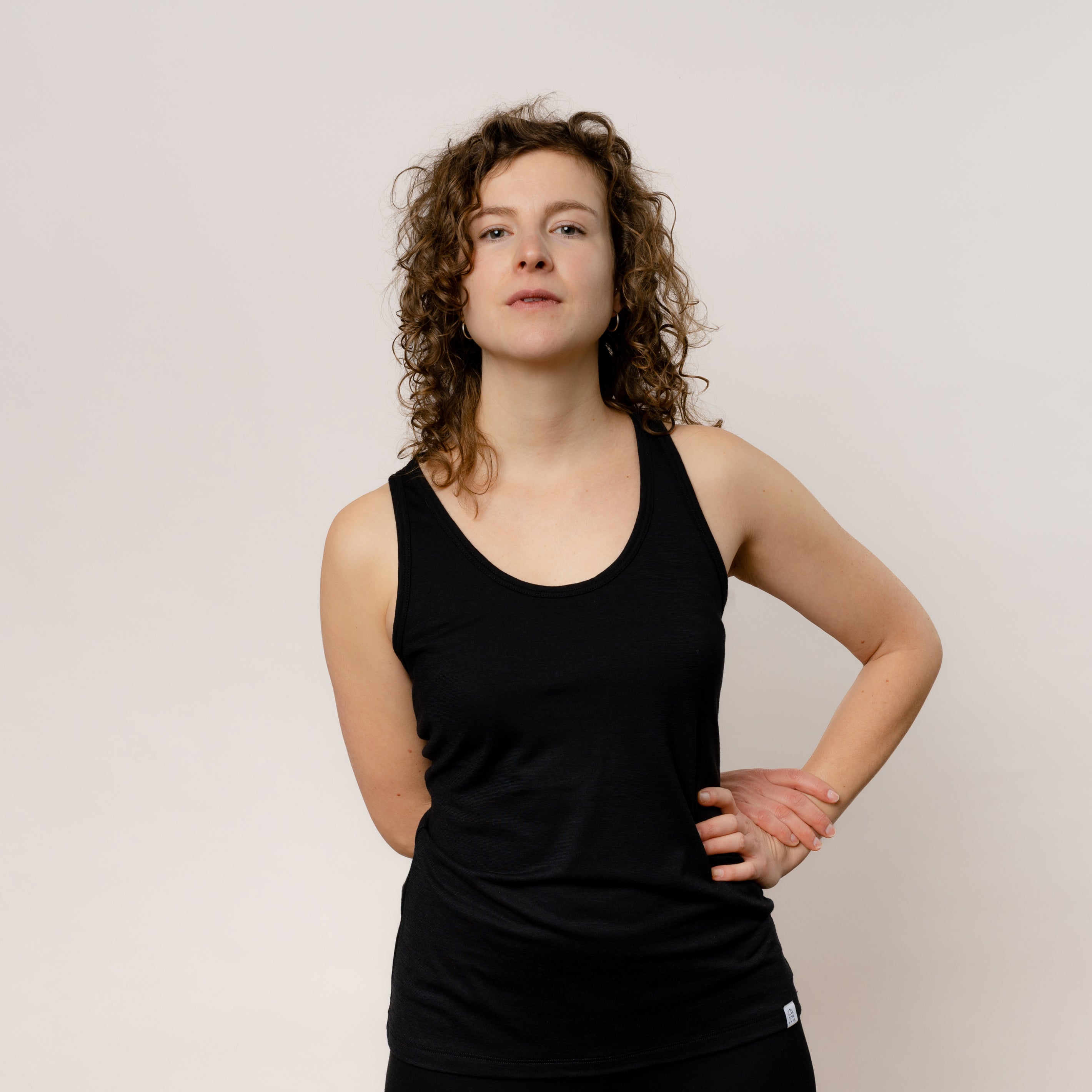 Model mit Merino Damen Tank-Top Frontansicht von Tom Fyfe in Schwarz 