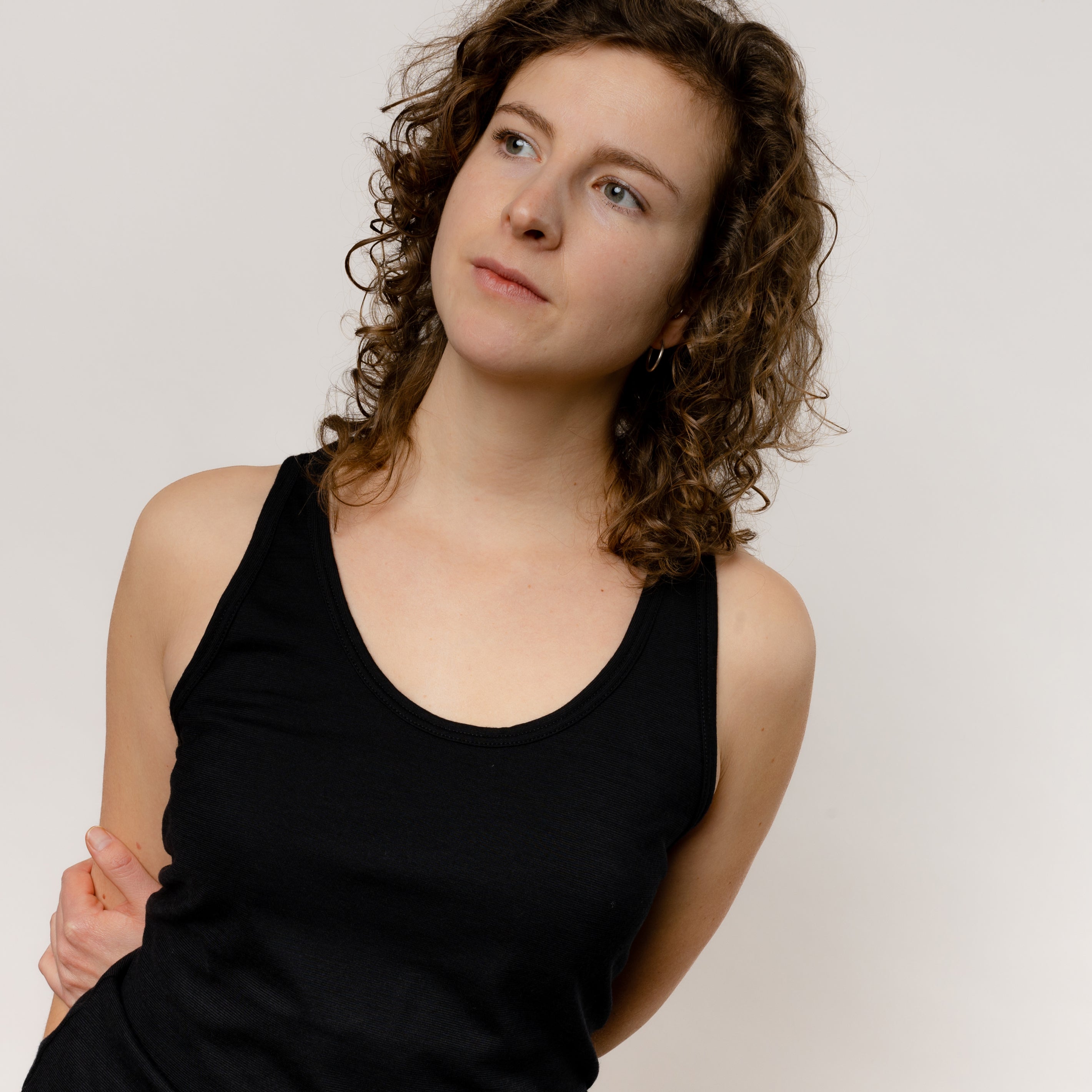 Model mit Merino Damen Tank-Top Seitenansicht von Tom Fyfe in Schwarz 