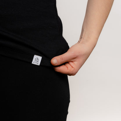 Model mit Merino Damen Tank-Top mit angenaehtem Stofflabel mit Logo von Tom Fyfe in Schwarz 