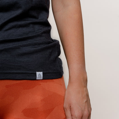 Model mit Merino Damen Shirt mit angenaehtem Stofflabel mit Logo von Tom Fyfe in Anthrazit 