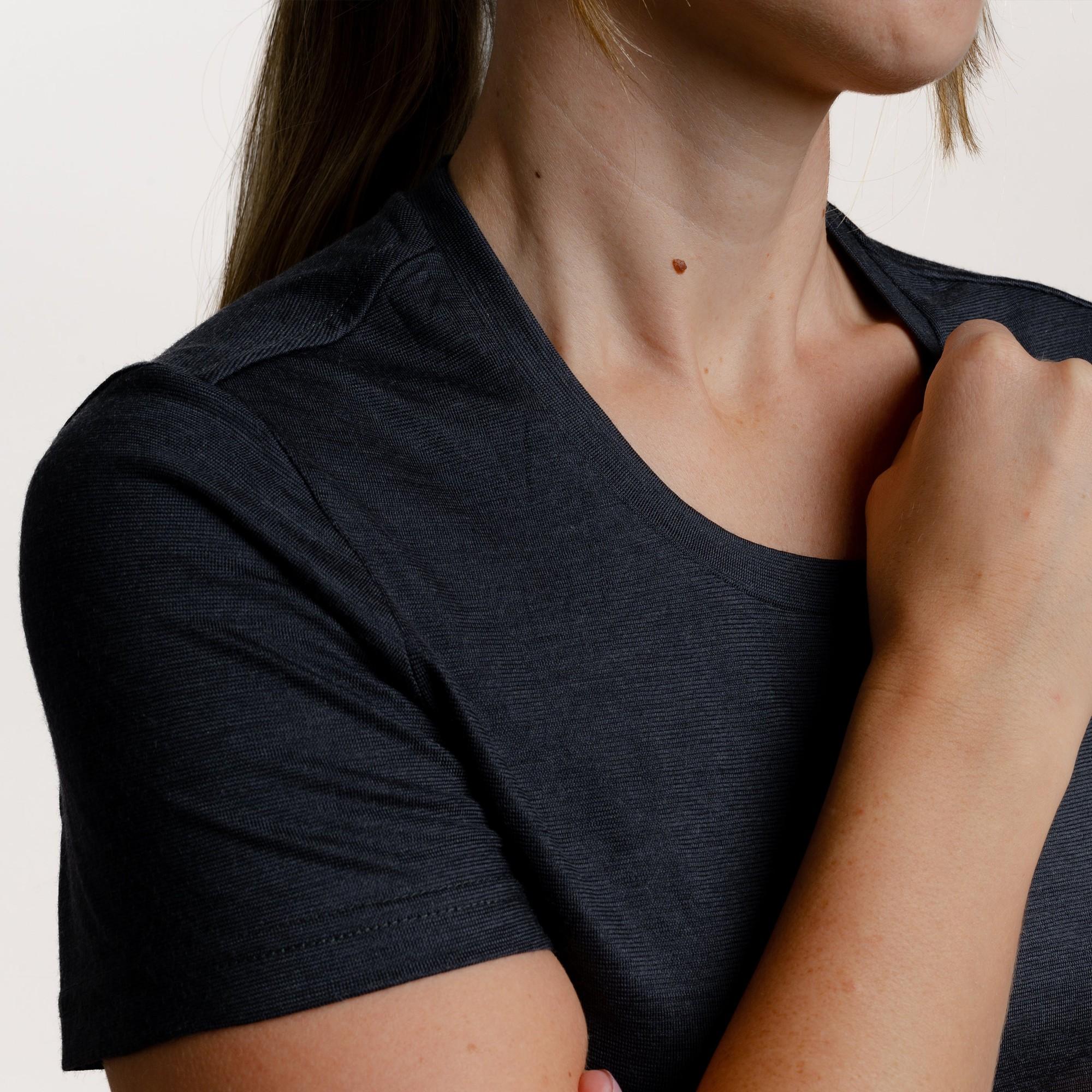 Model mit Merino Damen Shirt Nackenbereich von Tom Fyfe in Anthrazit 