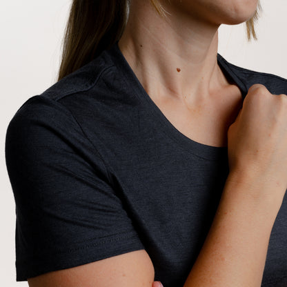 Model mit Merino Damen Shirt Nackenbereich von Tom Fyfe in Anthrazit 