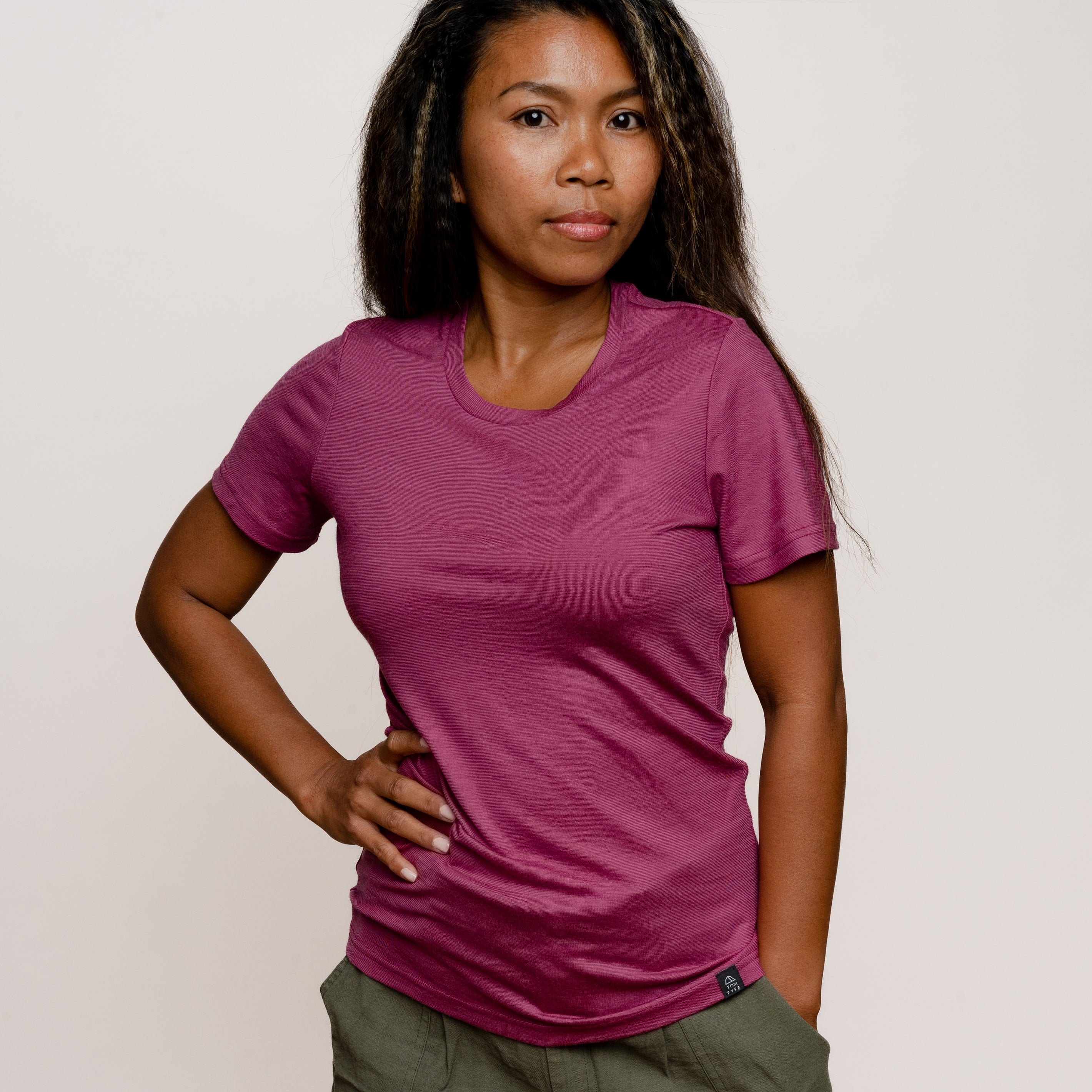Model mit Merino Damen Shirt Frontansicht von Tom Fyfe in Brombeere #farbe_brombeere