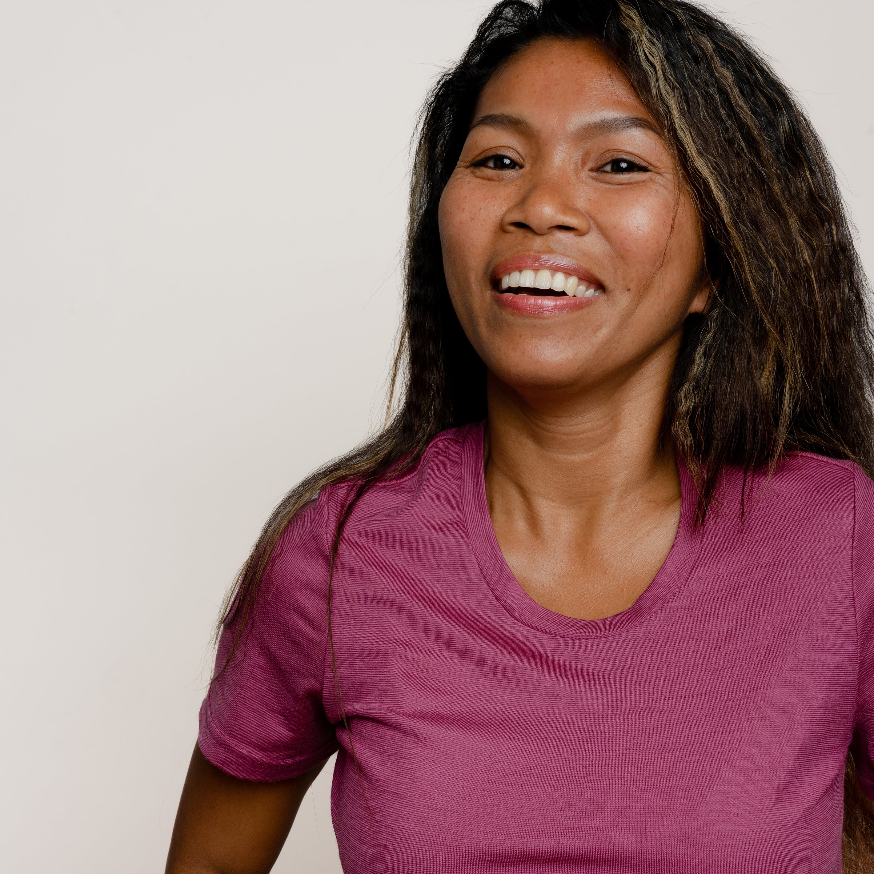 Model mit Merino Damen Shirt Nackenbereich von Tom Fyfe in Brombeere #farbe_brombeere