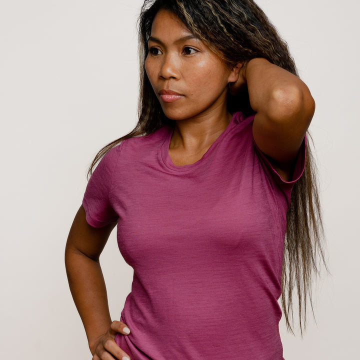 Model mit Merino Damen Shirt Seitenansicht von Tom Fyfe in Brombeere #farbe_brombeere