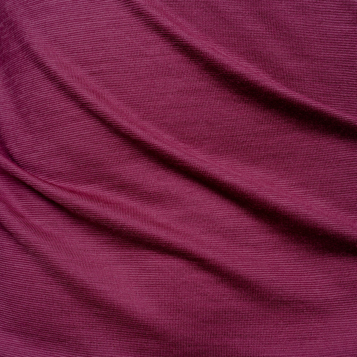 Merino Damen Shirt Nahaufnahme von Tom Fyfe in Brombeere #farbe_brombeere