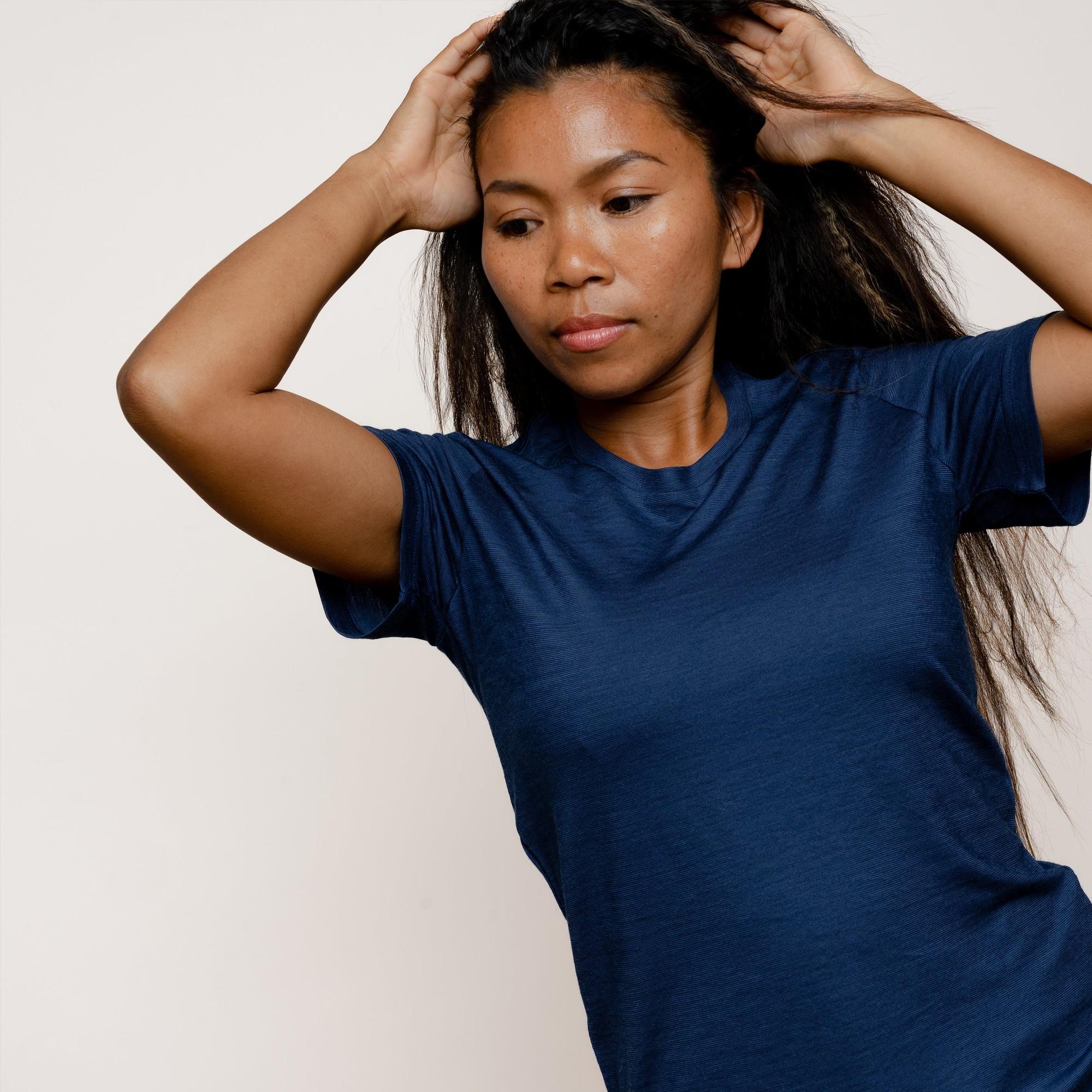 Model mit Merino Damen Shirt Frontansicht von Tom Fyfe in Marineblau 