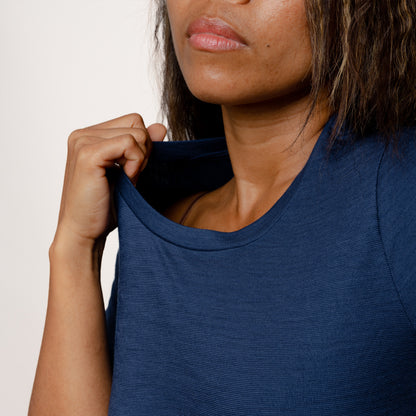 Model mit Merino Damen Shirt Nackenbereich von Tom Fyfe in Marineblau 
