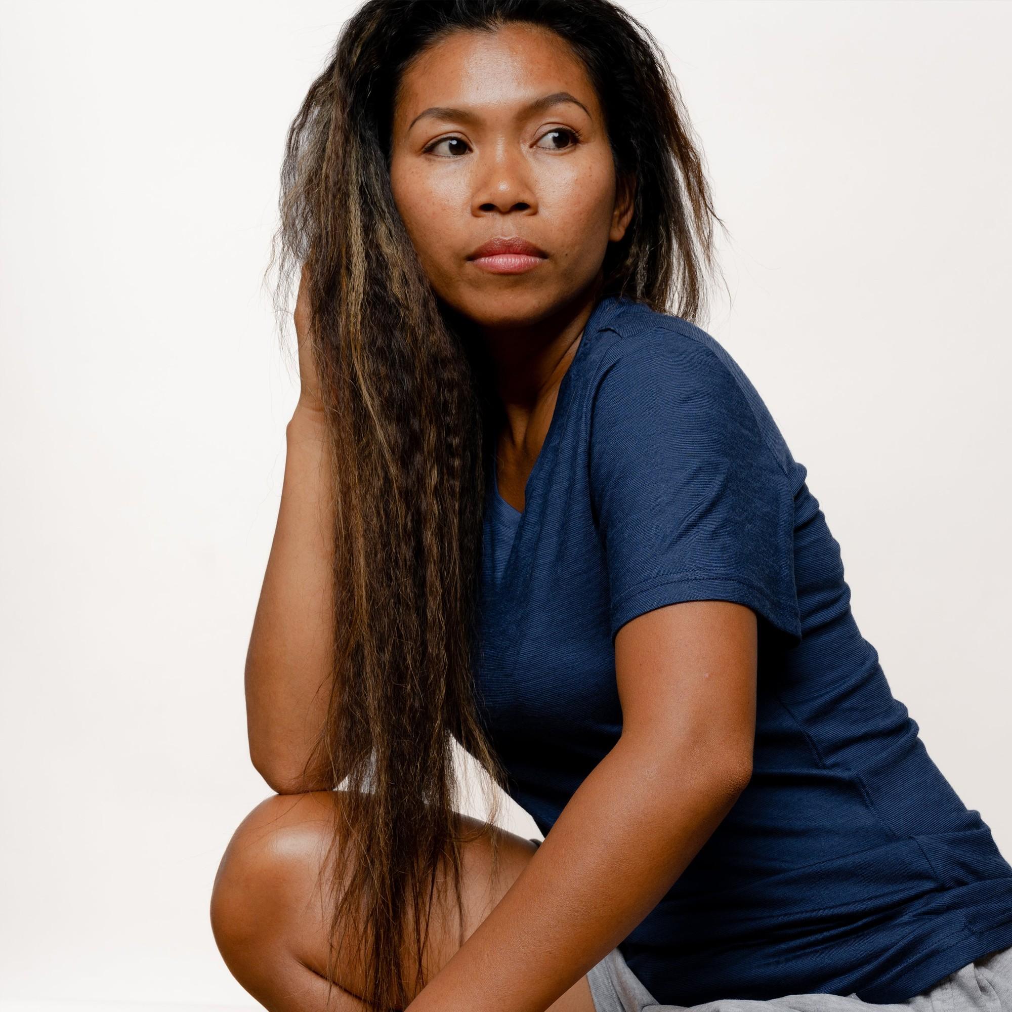 Model mit Merino Damen Shirt Seitenansicht von Tom Fyfe in Marineblau 
