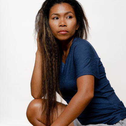 Model mit Merino Damen Shirt Seitenansicht von Tom Fyfe in Marineblau 