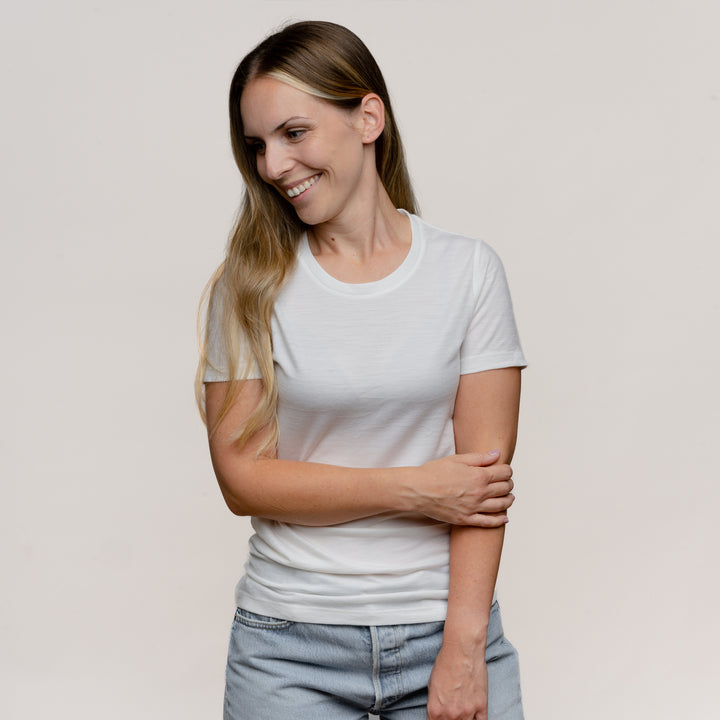 Model mit Merino Damen Shirt Frontansicht von Tom Fyfe in Weiss #farbe_wollweiss