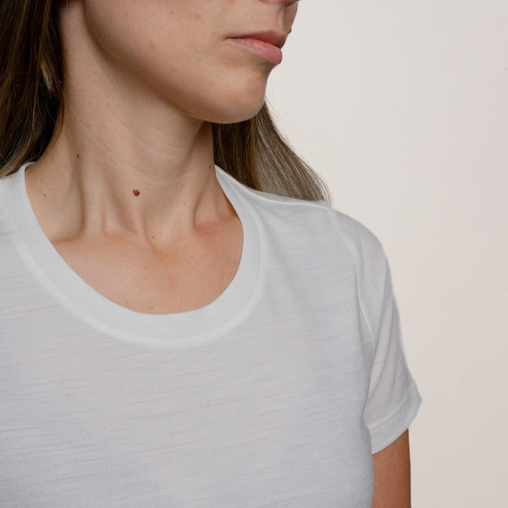Model mit Merino Damen Shirt Nackenbereich von Tom Fyfe in Weiss #farbe_wollweiss