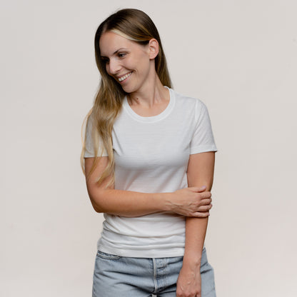 Model mit Merino Damen Shirt Frontansicht von Tom Fyfe in Weiss 
