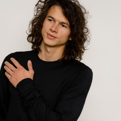Mann traegt Merino Herren Langarmshirt von Tom Fyfe in Schwarz 