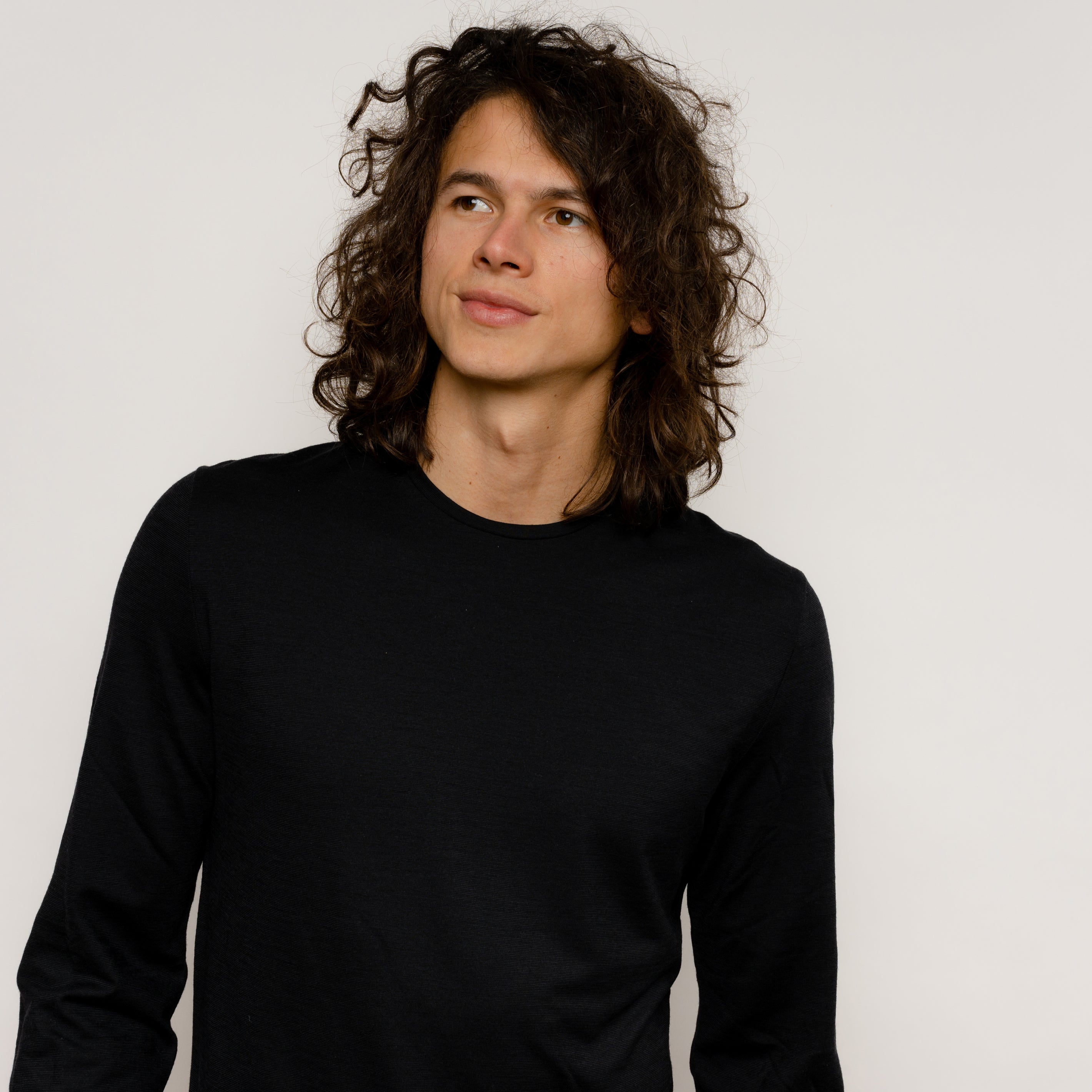 Model mit Merino Herren Shirt Frontansicht von Tom Fyfe in Schwarz 