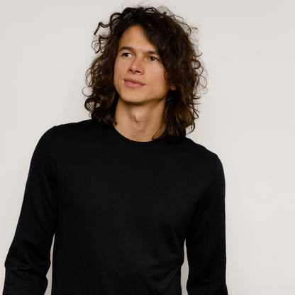Model mit Merino Herren Shirt Frontansicht von Tom Fyfe in Schwarz 