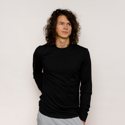 Maennliche Person mit Merino Herren Longsleeve von Tom Fyfe in der Farbe Schwarz 