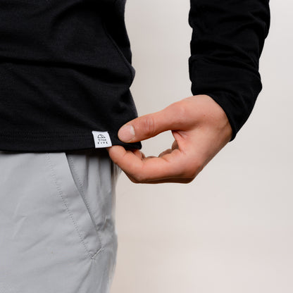 Model mit Merino Herren Kangarmshirt mit angenaehtem Stofflabel mit Logo von Tom Fyfe in der Farbe Schwarz 
