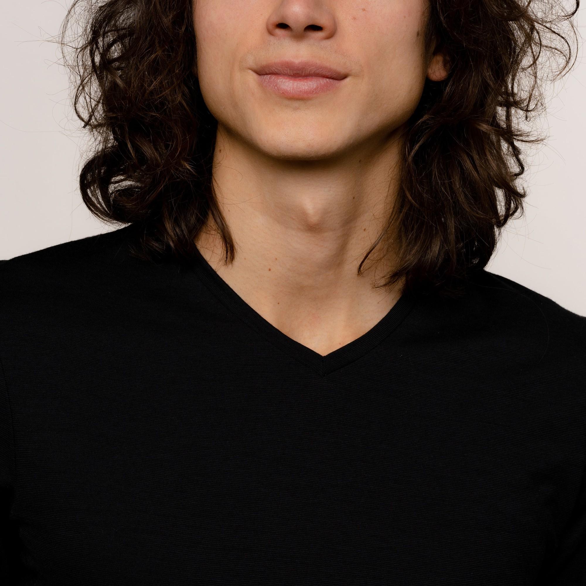 Model mit Merino Herren Shirt mit V-Ausschnitt Nackenbereich von Tom Fyfe in Schwarz 