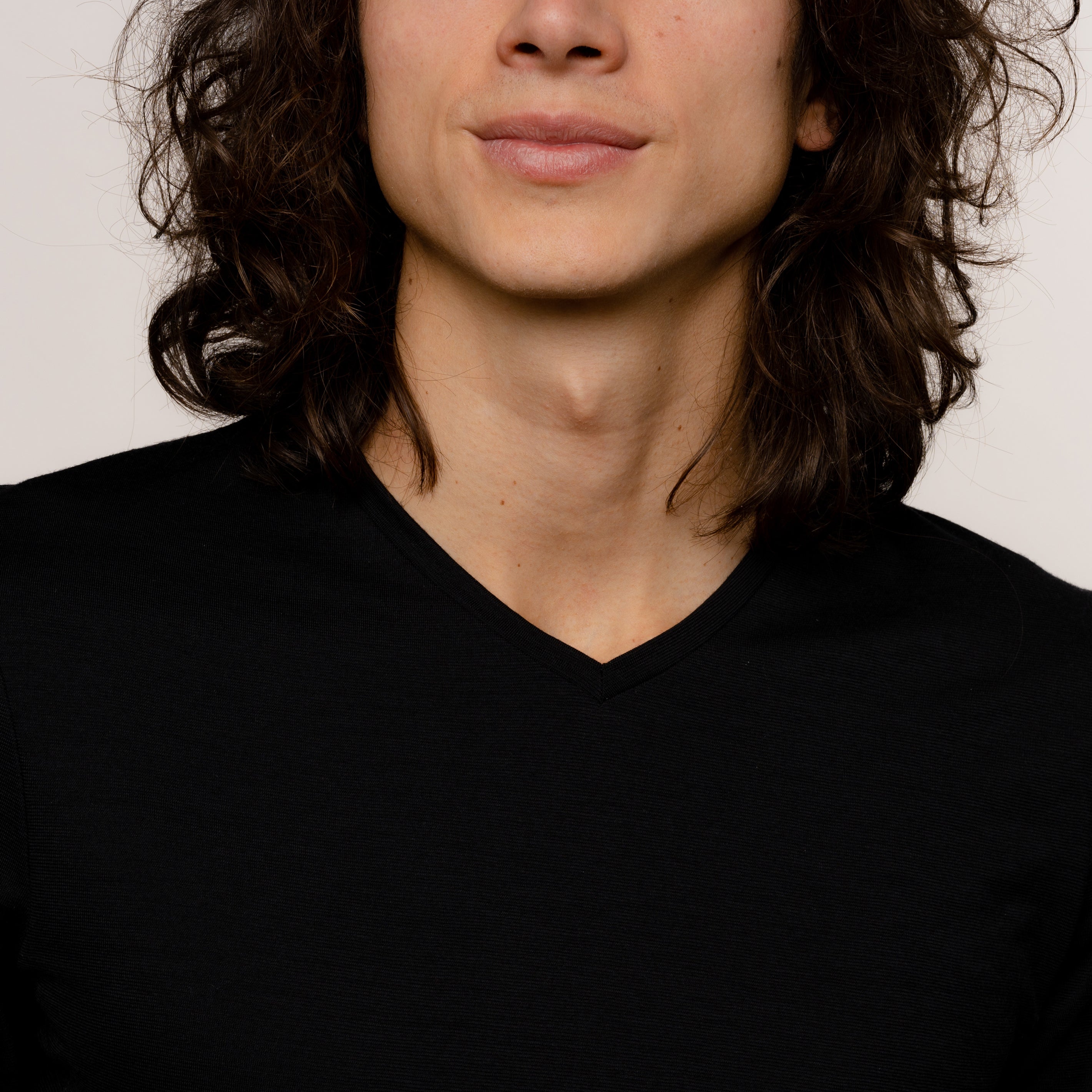 Model mit Merino Herren Shirt mit V-Ausschnitt Nackenbereich von Tom Fyfe in Schwarz 
