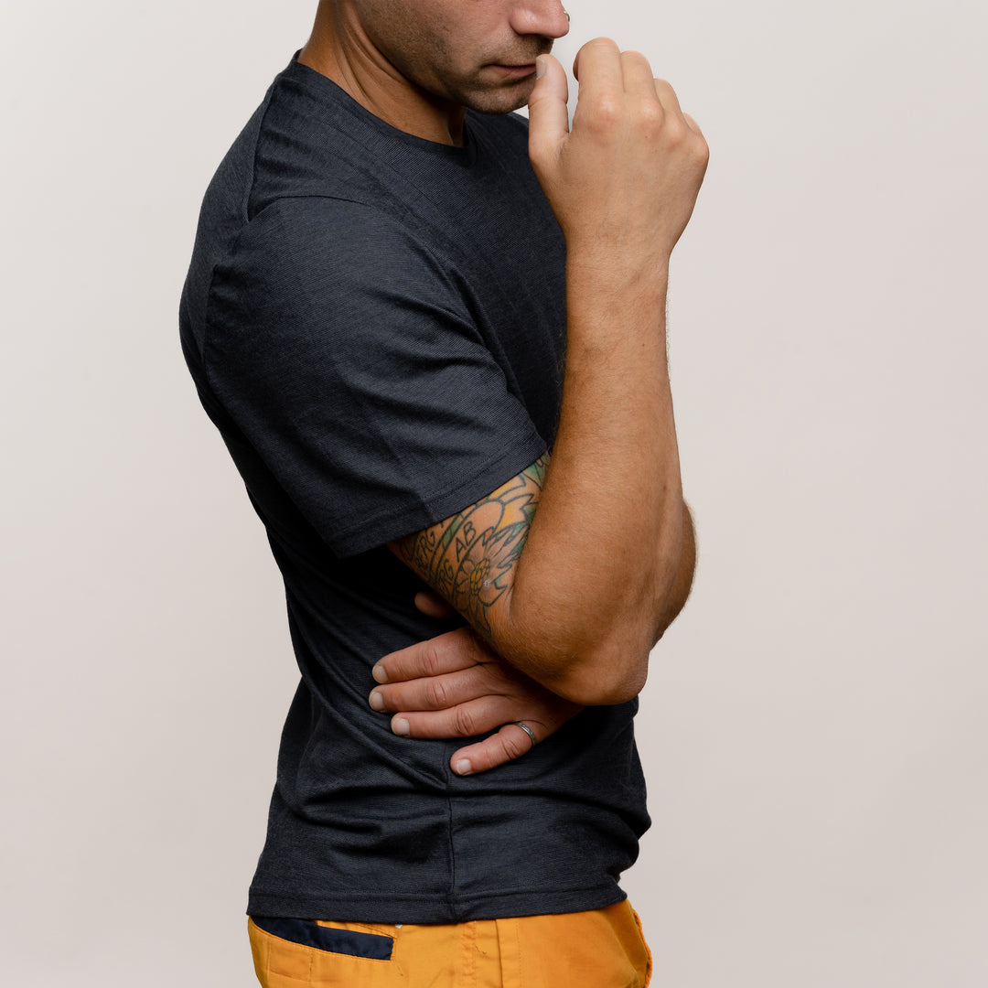 Model mit Merino Herren Shirt Seitenansicht von Tom Fyfe in Anthrazit #farbe_anthrazit