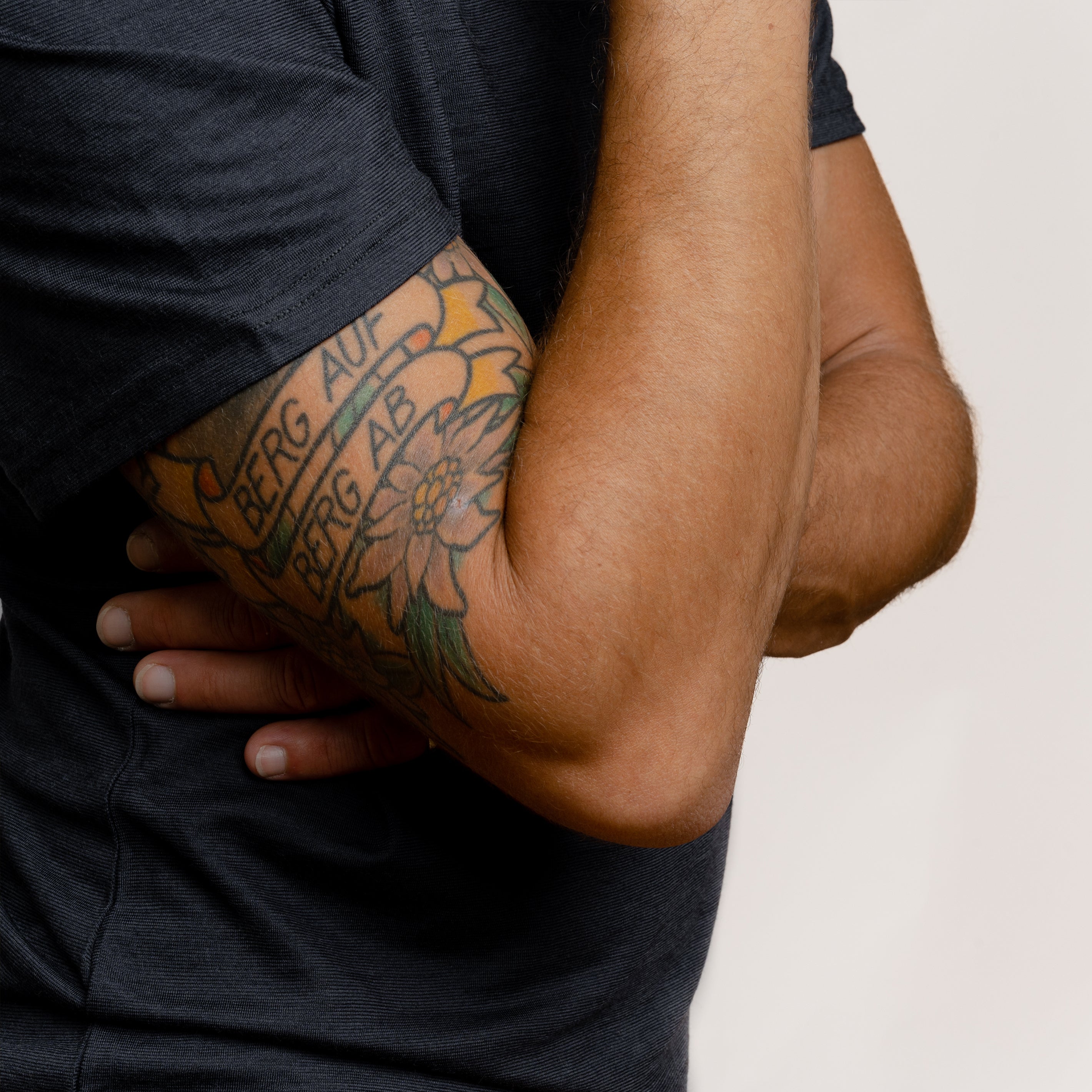 Model mit Merino Herren Shirt Aermel von Tom Fyfe in Anthrazit #farbe_anthrazit