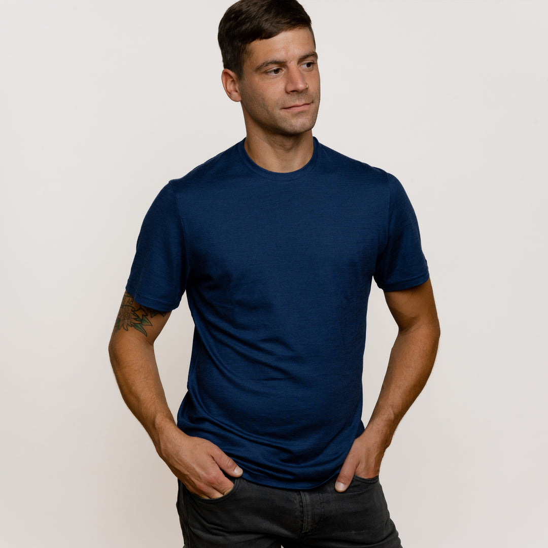 Model mit Merino Herren Shirt Frontansicht von Tom Fyfe in Marineblau #farbe_marine