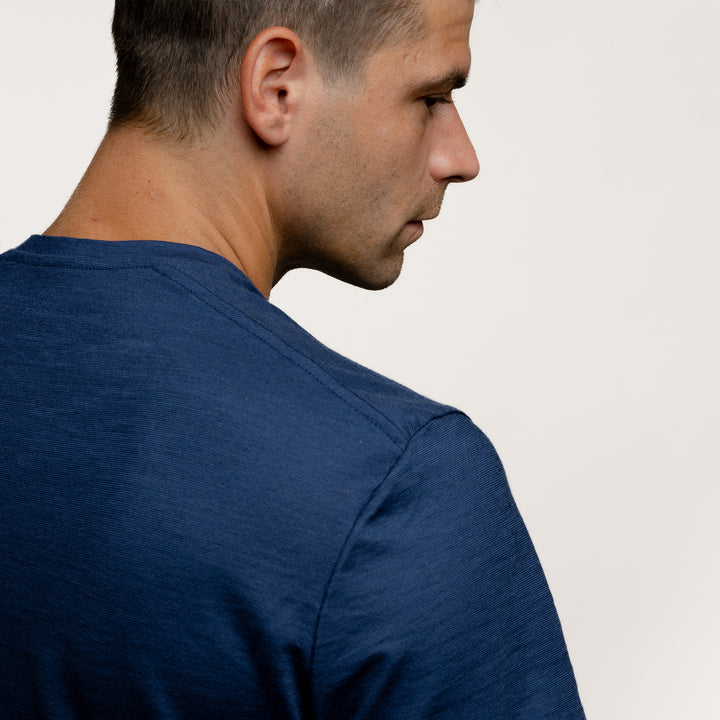 Model mit Merino Herren Shirt Nackenbereich von Tom Fyfe in Marineblau #farbe_marine