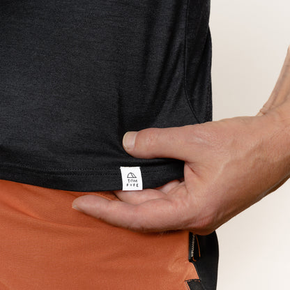 Model mit Merino Herren Shirt mit angenaehtem Stofflabel mit Logo von Tom Fyfe in Schwarz 
