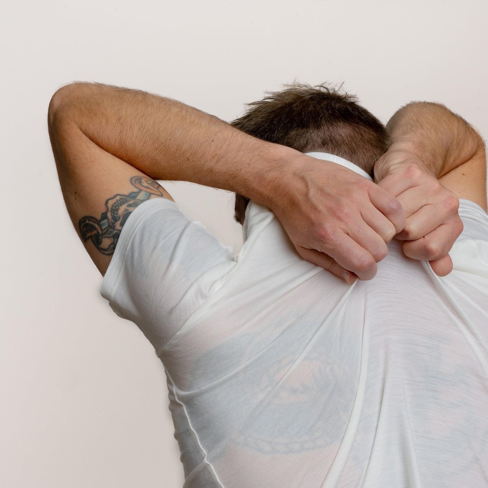 Model mit Merino Herren Shirt Nackenbereich von Tom Fyfe in Weiss 