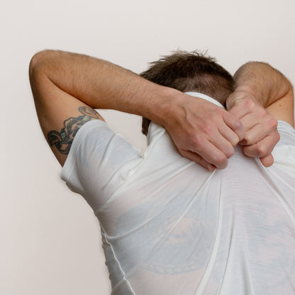 Model mit Merino Herren Shirt Nackenbereich von Tom Fyfe in Weiss 