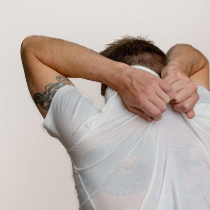 Model mit Merino Herren Shirt Nackenbereich von TOM FYFE in Weiss 