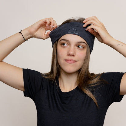 Weibliches Model mit Merino Stirnband dehnbar von Tom Fyfe in Anthrazit 
