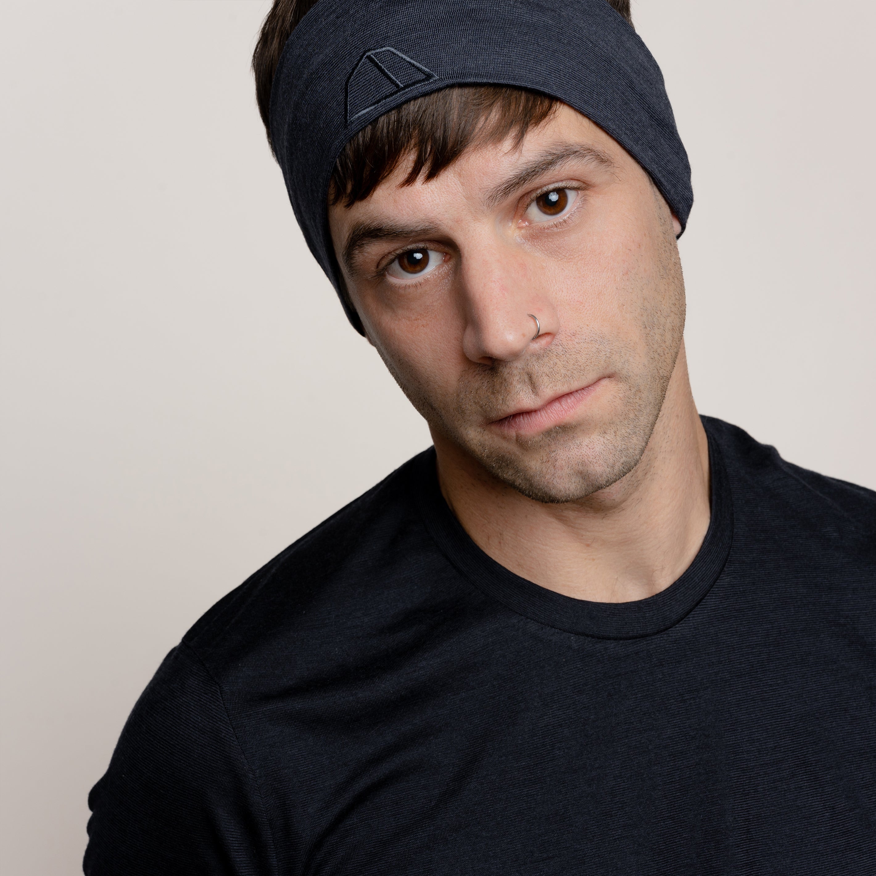 Männliches Model mit Merino Stirnband von Tom Fyfe in Anthrazit 