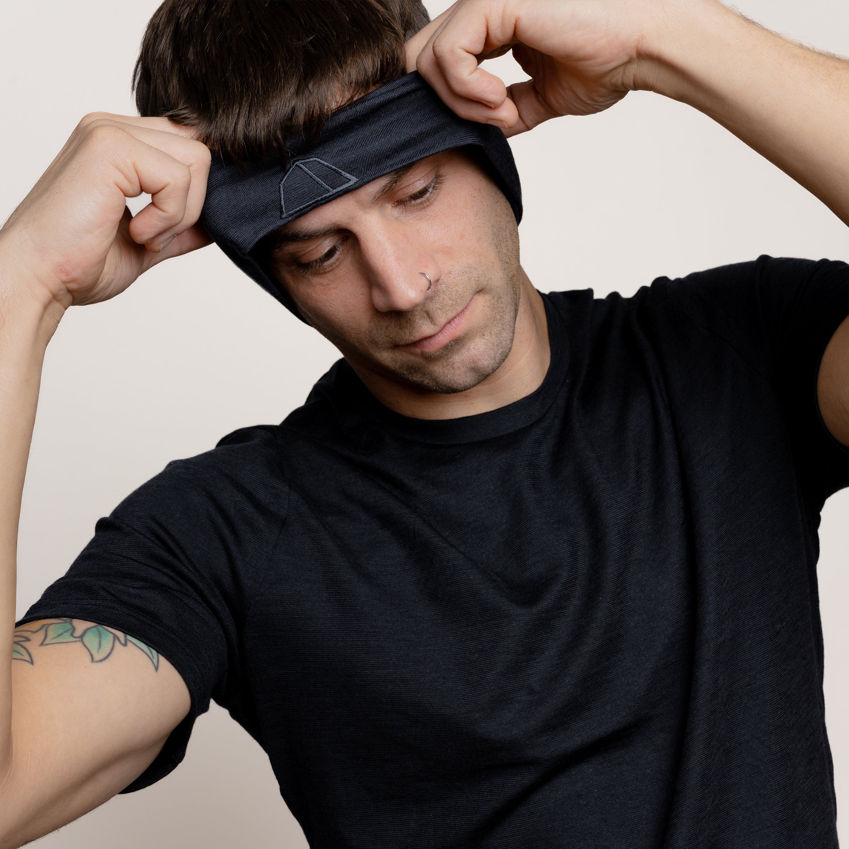 Männliches Model mit Merino Stirnband dehnbar von Tom Fyfe in Anthrazit 