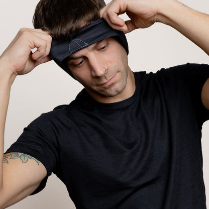 Männliches Model mit Merino Stirnband dehnbar von Tom Fyfe in Anthrazit 