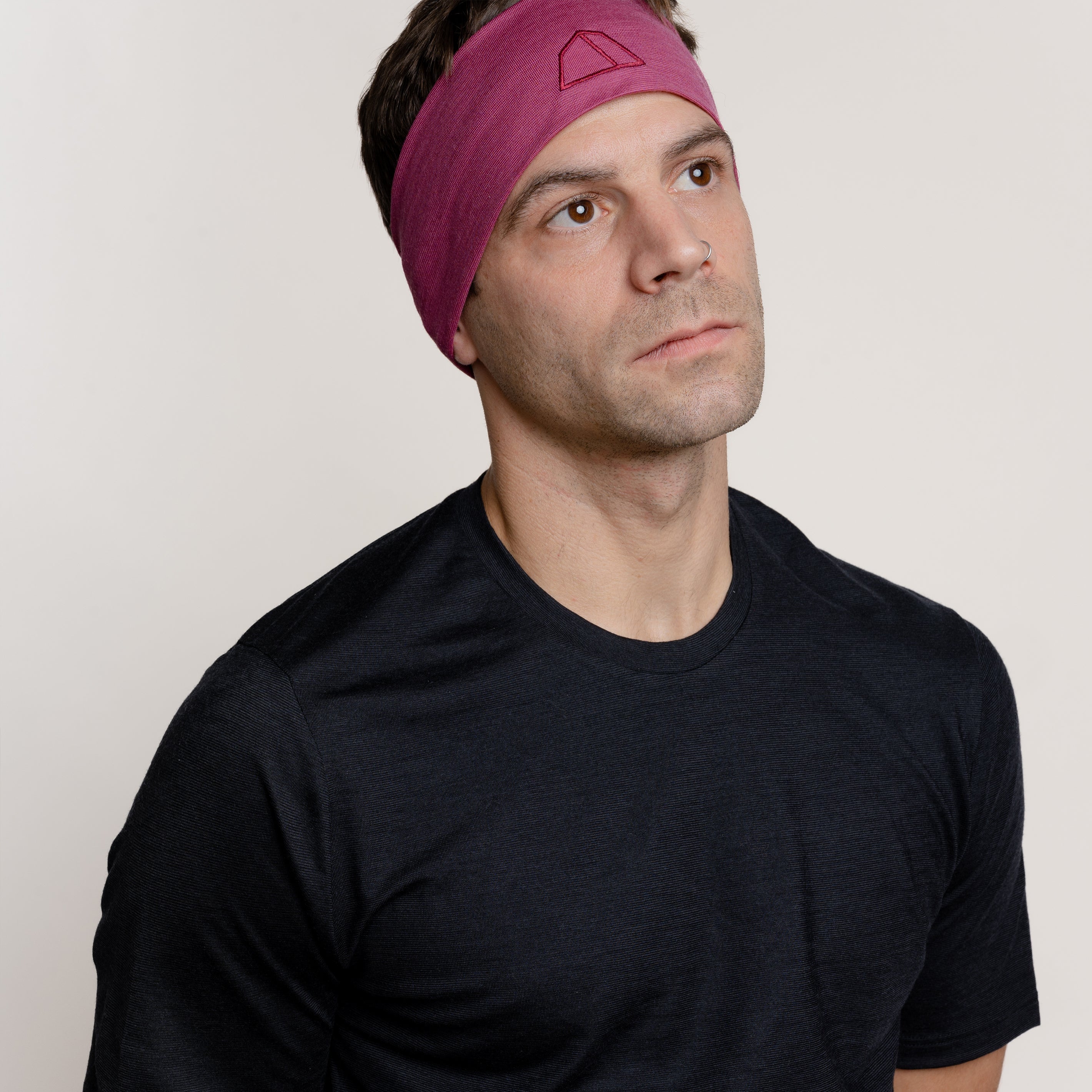 Männliches Model mit Merino Stirnband von Tom Fyfe in Brombeere 